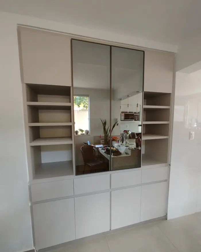 Adega planejada com prateleiras abertas e portas espelhadas, instalada na cozinha, projeto Silva Lima Planejados em Santa Luzia