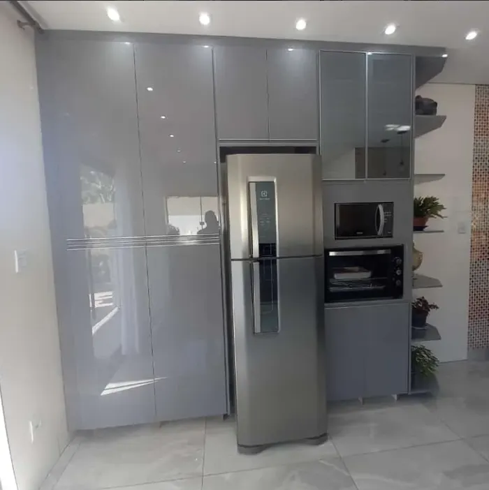 Armário planejado cinza com nicho para geladeira, micro-ondas e forno embutidos, projeto Silva Lima Planejados em Santa Luzia