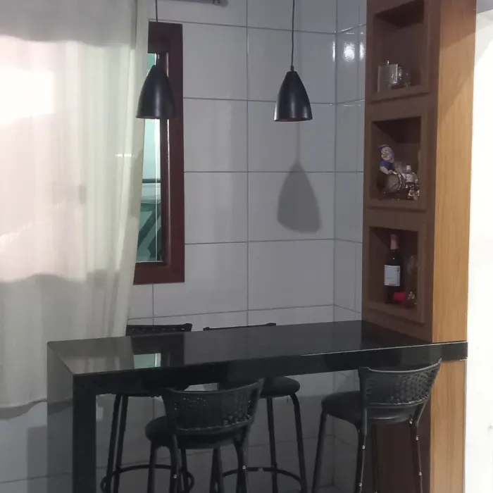 Cozinha planejada com bancada bar e banquetas, projeto Silva Lima Planejados em Santa Luzia