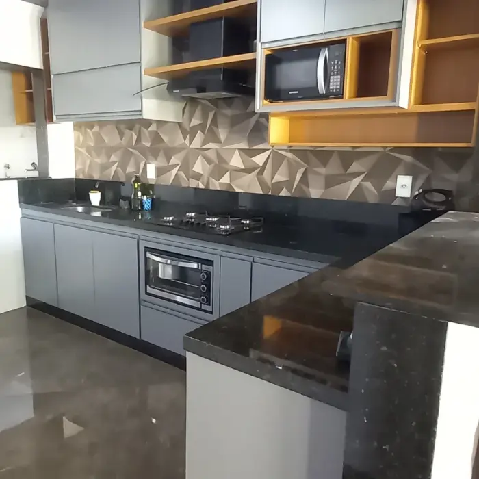 Cozinha planejada com detalhe em amarelo mostarda, projeto Silva Lima Planejados em Santa Luzia