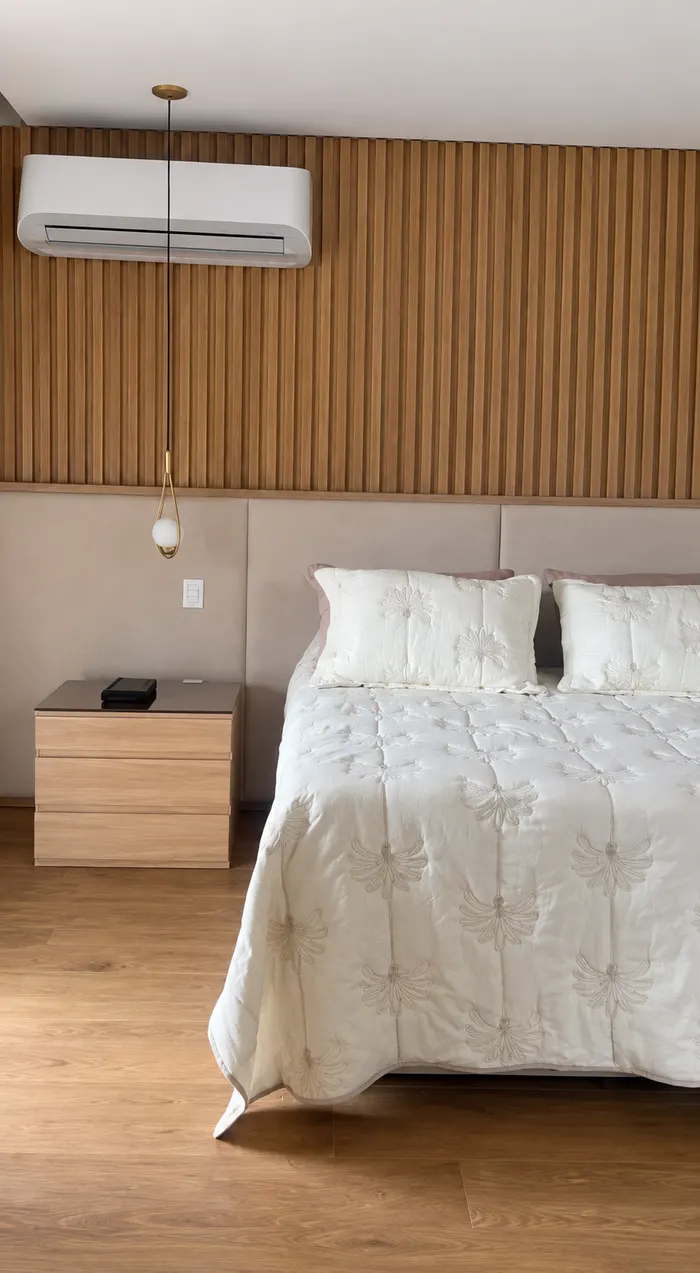 Cabeceira almofadada planejada com painel ripado atrás da cama, projeto Silva Lima Planejados em Santa Luzia