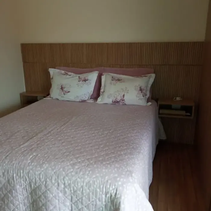 Quarto planejado com cabeceira ripada e criado-mudo embutido, projeto Silva Lima Planejados em Santa Luzia