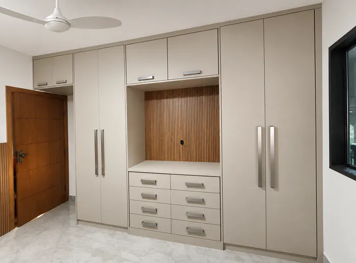 Guarda-roupa planejado com nicho central em painel ripado, bancada e gavetas, projeto Silva Lima Planejados em Santa Luzia