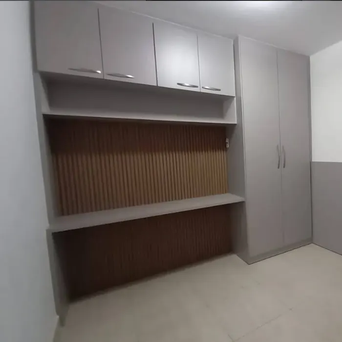 Home office planejado com nicho em painel ripado e guarda-roupa lateral, projeto Silva Lima Planejados em Santa Luzia