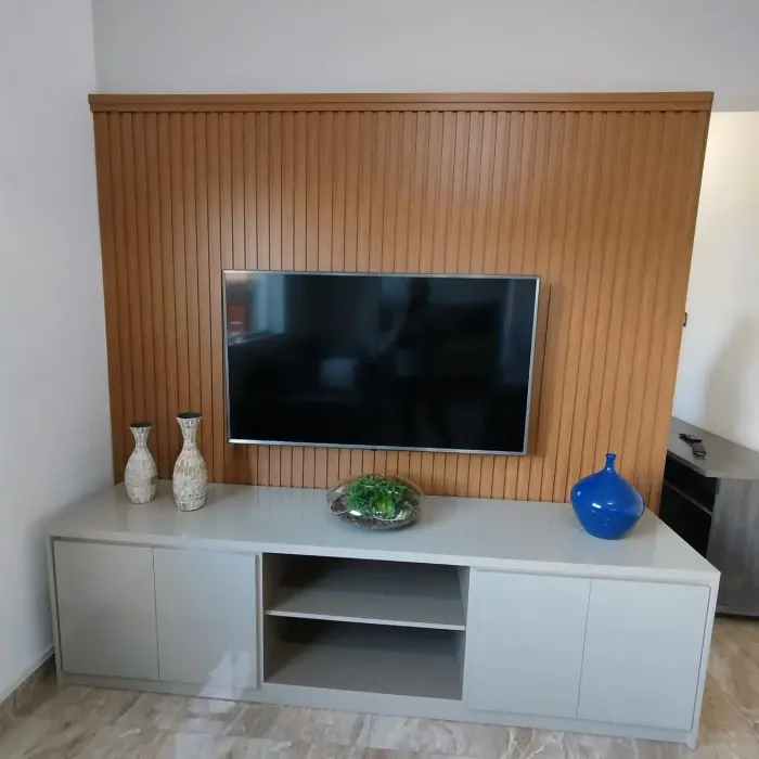 Painel de TV em madeira com iluminação embutida, projeto Silva Lima Planejados em Santa Luzia