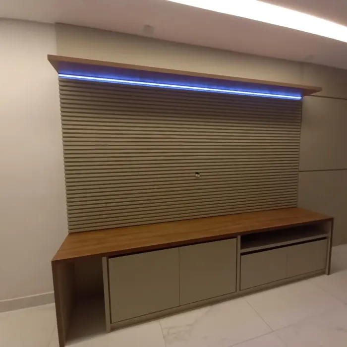 Painel de TV com friso horizontal e iluminação em LED, projeto Silva Lima Planejados em Santa Luzia