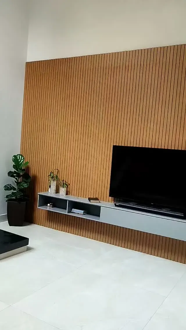 Painel ripado de madeira para TV com rack suspenso, projeto Silva Lima Planejados em Santa Luzia