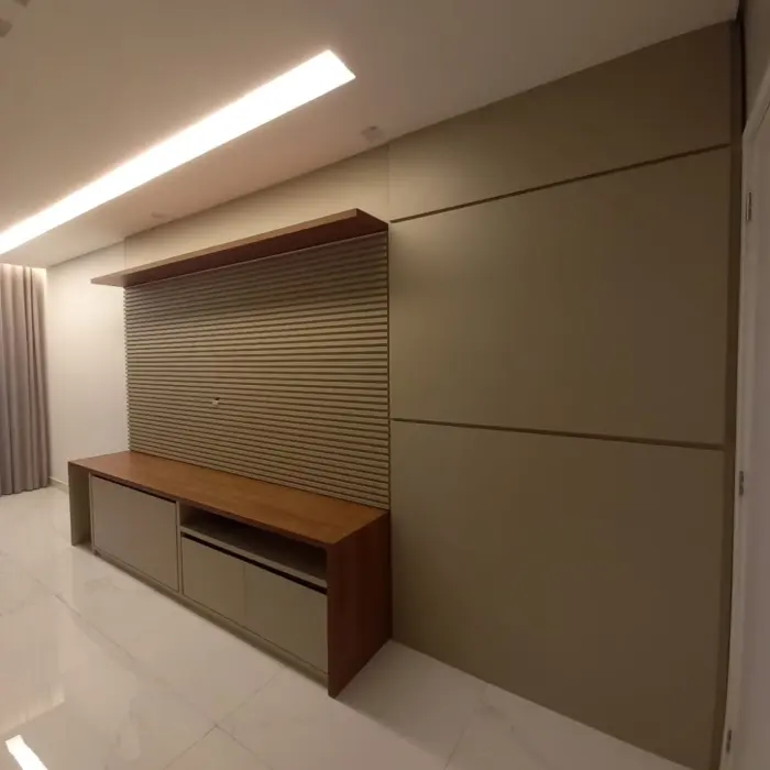 Painel de TV ripado com iluminação em LED, projeto Silva Lima Planejados em Santa Luzia