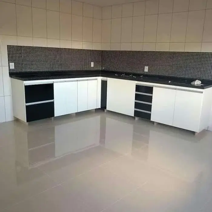 Cozinha planejada branca e preta em formato L, projeto Silva Lima Planejados em Santa Luzia
