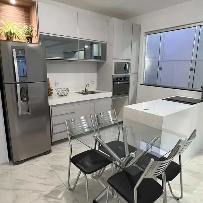 Cozinha planejada com ilha central e área de jantar integrada, projeto Silva Lima Planejados em Santa Luzia